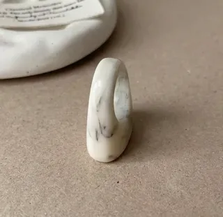 Anillo acrílico blanco y negro