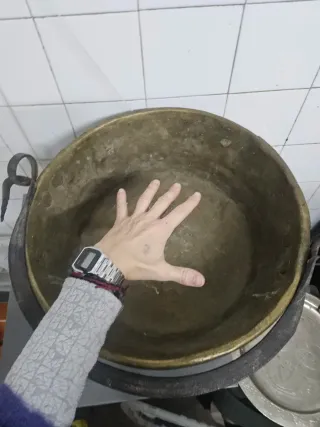 Zafa antigua de latón con asas