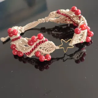 Pulsera macramé con cuentas rojas y estrella