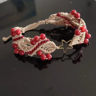 Pulsera macramé con cuentas rojas y estrella