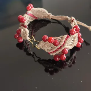 Pulsera macramé con cuentas rojas y estrella