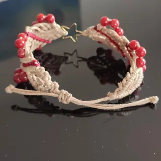 Pulsera macramé con cuentas rojas y estrella