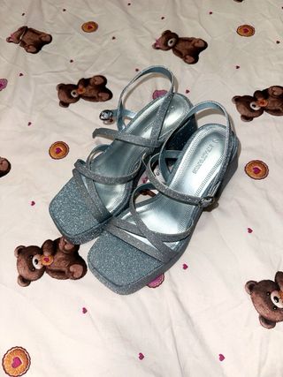 Sandalias tacón glitter plateadas