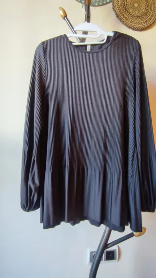 Blusa negra de manga larga con textura