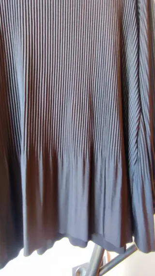 Blusa negra de manga larga con textura