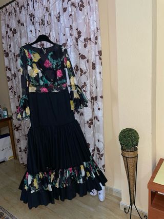 Vestido de flamenca negro y de flores