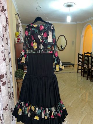 Vestido de flamenca negro y de flores