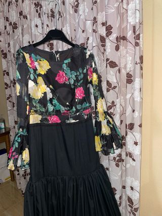 Vestido de flamenca negro y de flores