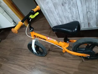 Bicicleta B'Twin sin pedales naranja