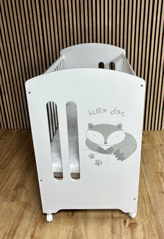 Cuna con ruedas y barrera móvil. Colchón incluido.