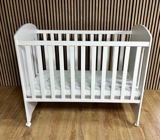 Cuna con ruedas y barrera móvil. Colchón incluido.