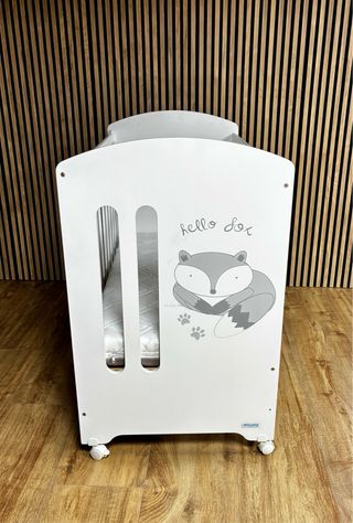 Cuna con ruedas y barrera móvil. Colchón incluido.