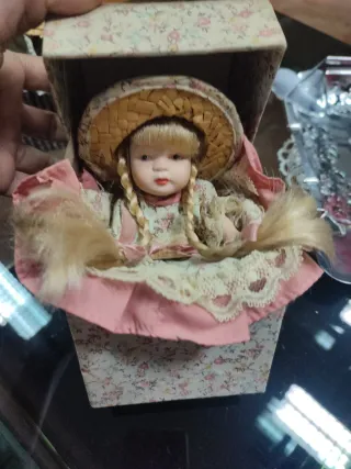 Bambole di porcellana con cappello