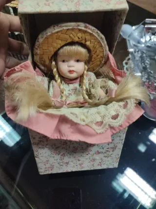 Bambole di porcellana con cappello