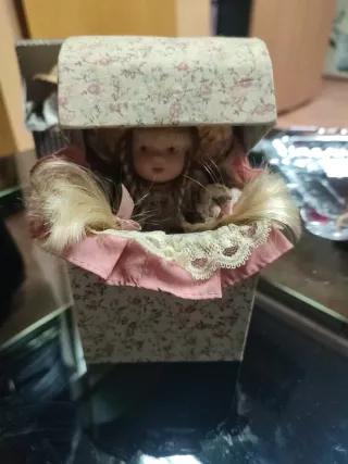 Bambole di porcellana con cappello