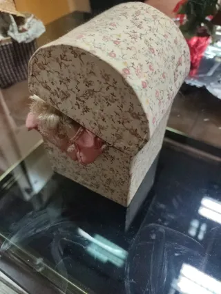 Bambole di porcellana con cappello