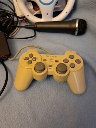 Consolle Nintendo Wii e Sony PlayStation con accessori