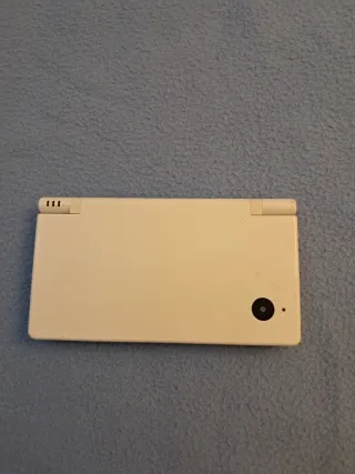 Consolle Nintendo Wii e Sony PlayStation con accessori