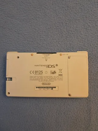 Consolle Nintendo Wii e Sony PlayStation con accessori