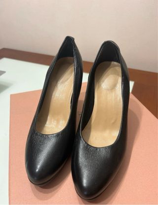 Zapatos de tacón de piel negra