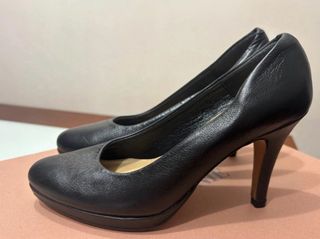 Zapatos de tacón de piel negra