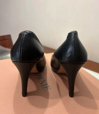 Zapatos de tacón de piel negra