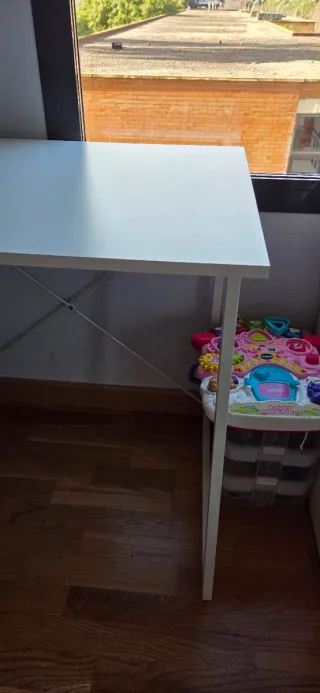 Escritorio blanco con estanterías