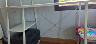 Escritorio blanco con estanterías