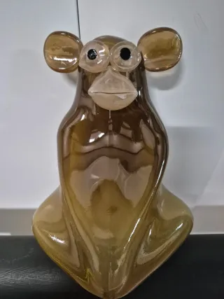 Figura Mono Descarado Vidrio