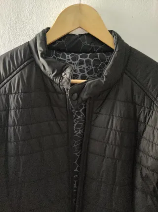 Chaqueta negra acolchada y reversible