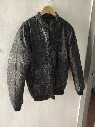 Chaqueta negra acolchada y reversible