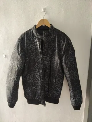 Chaqueta negra acolchada y reversible