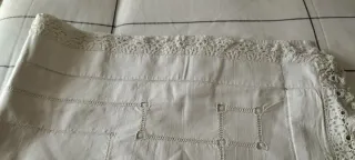 Sábana antigua de lino crudo bordada a mano.