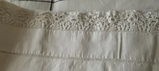 Sábana antigua de lino crudo bordada a mano.