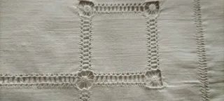 Sábana antigua de lino crudo bordada a mano.