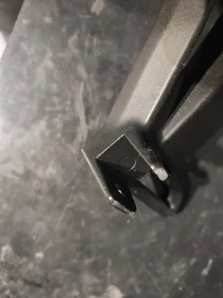 Yamaha MT-07 2025 suporte de peseiras traseira esq