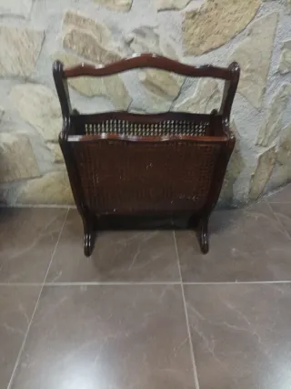 Revistero clásico de madera y mimbre