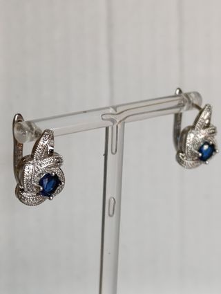 PENDIENTES / LABRADOS / CON LUMINOSOS ZAFIROS