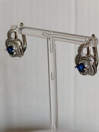 PENDIENTES / LABRADOS / CON LUMINOSOS ZAFIROS