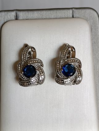 PENDIENTES / LABRADOS / CON LUMINOSOS ZAFIROS