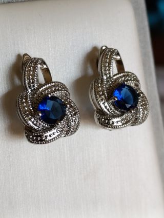 PENDIENTES / LABRADOS / CON LUMINOSOS ZAFIROS