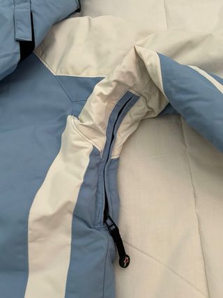Chaqueta de nieve azul y blanca