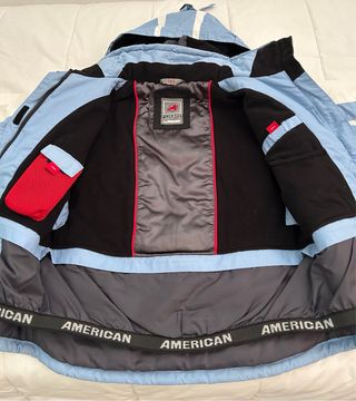 Chaqueta de nieve azul y blanca