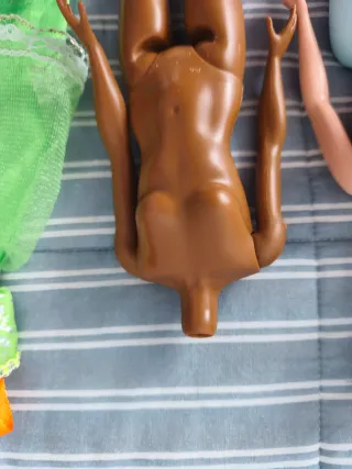 Lote Barbies Desmontadas y Vestidos