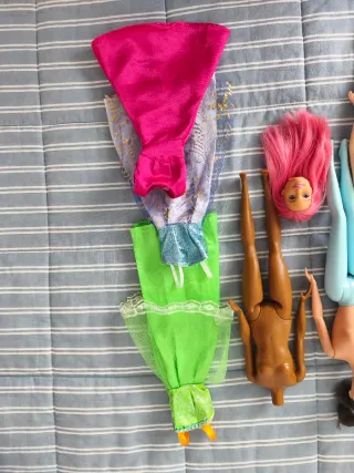 Lote Barbies Desmontadas y Vestidos