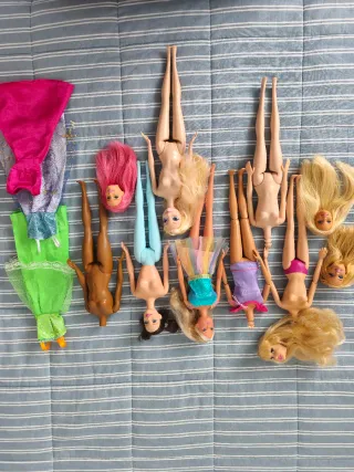 Lote Barbies Desmontadas y Vestidos