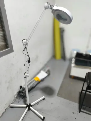 Lámpara Lupa LED 5 Aumentos: Brazo Articulado