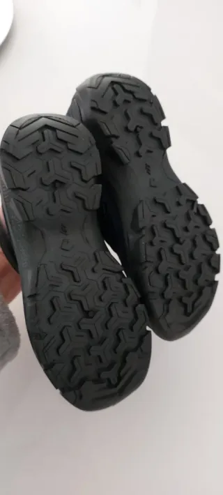 Zapatos montaña niño azul y gris y verde. Decathlo