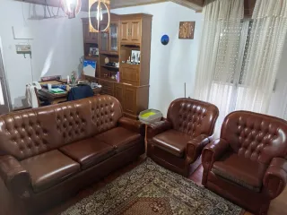 Tres divani Chesterfield in pelle marrone