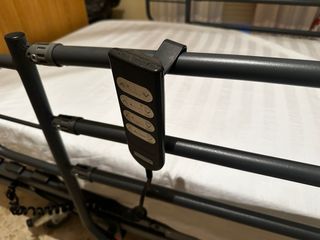 Cama articulada con barandillas y colchón